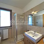 228 - Bilocale Al Primo Piano Con Terrazzo Vista Mare- Climatizzato, Inclusa * Marcelli