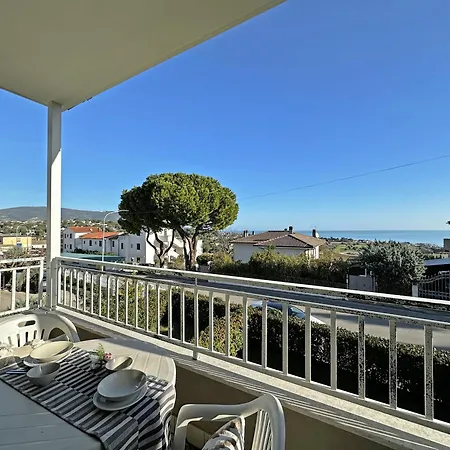 228 - Bilocale Al Primo Piano Con Terrazzo Vista Mare- Climatizzato Apartment *
